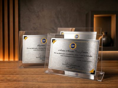 Diploma personalizado render — quadro com placa gravada