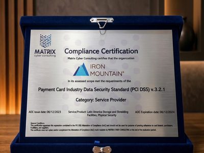 Certificado personalizado render — placa em aço inox no quadro
