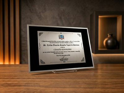 Placa de aço inox no quadro — diploma ou certificado