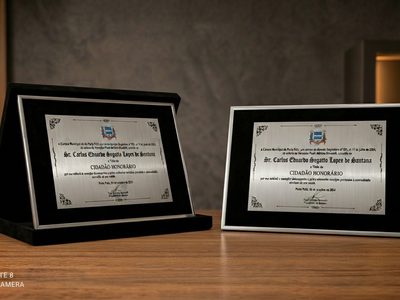 Certificado em quadro apresentado dentro de estojo aveludado