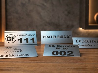 Etiquetas metálicas de identificação e patrimônio em aço inox escovado