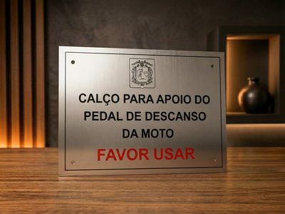 Placa de aviso em aço inox gravada em baixo relevo