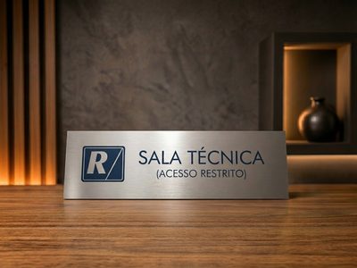 Placa de identificação de sala em aço inox baixo relevo