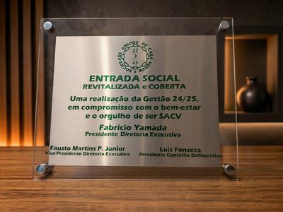 Placa de inauguração em aço inox fixada sobre acrílico transparente