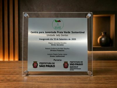 Placa de aço inox escovado fixada no acrílico com prolongadores