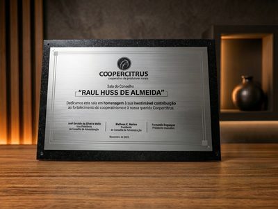 Placa de inauguração em aço inox fixada em mármore, baixo relevo