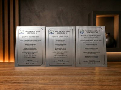 Placa de inauguração em aço inox ou latão com quatro prolongadores