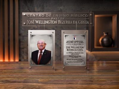 Placa de inauguração com foto e letreiro personalizado