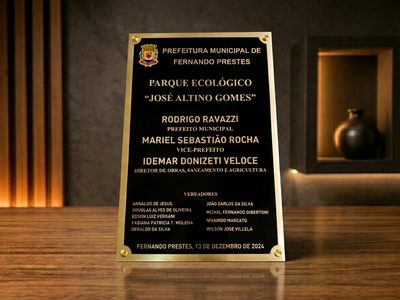 Placa de inauguração em latão baixo relevo com prolongadores
