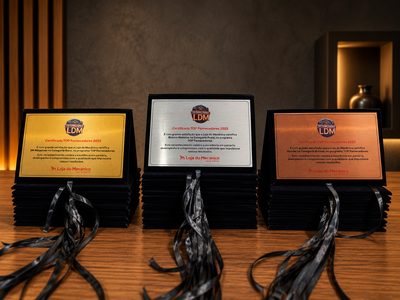 Linha de porta-placas nas cores ouro, prata e bronze