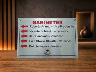 Placa de sinalização em aço inox com gravação digital UV para portas e salas